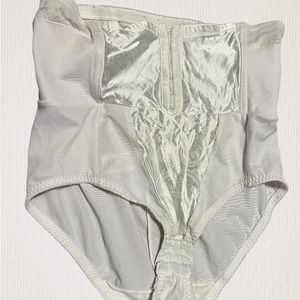 Cupid brand Shaper with hook closures